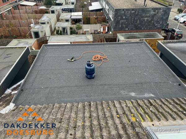 Plat dak met bitumen dakbedekking en brander in Doesburg Plat dak met bitumen dakbedekking en brander in Doesburg