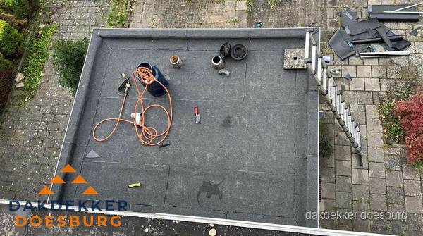 Plat dak met nieuwe bitumen bedekking in Doesburg