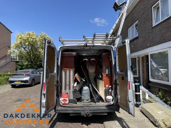 Spoed dakdekker bus met gereedschap en ladder bij woning in Doesburg