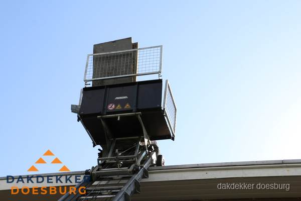 Dakdekkerslift voor materiaal transport bij dakwerkzaamheden in Doesburg Dakdekkerslift voor materiaal transport bij dakwerkzaamheden in Doesburg