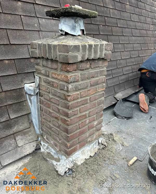 Schoorsteen reparatie met lood en voegwerk op leien dak in Doesburg