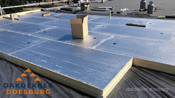 PIR isolatieplaten worden gelegd op plat dak voor dakisolatie in Doesburg PIR isolatieplaten worden gelegd op plat dak voor dakisolatie in Doesburg