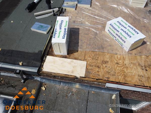 Plat dak isolatie met Kingspan isolatieplaten tijdens renovatie in Doesburg