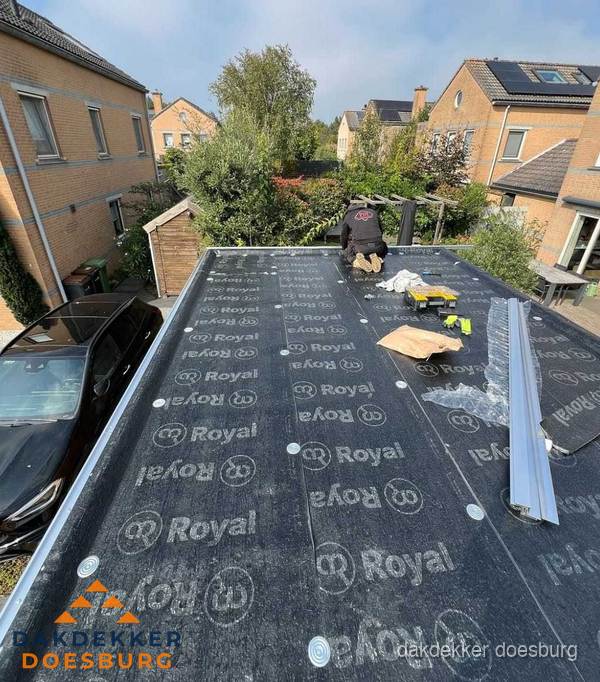 Dakdekker aan het werk op plat dak renovatie in Doesburg