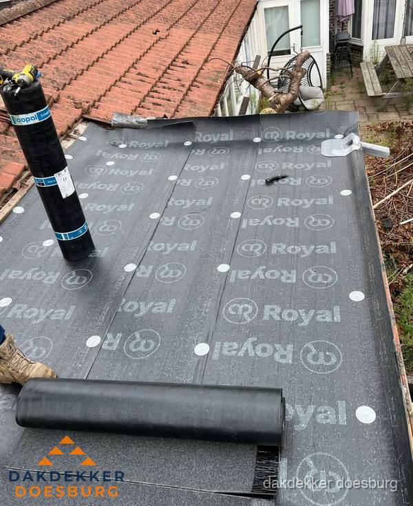 Bitumen dakbedekking leggen op plat dak aanbouw in Doesburg