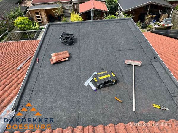 Gereedschap op nieuw plat dak na renovatie in Doesburg