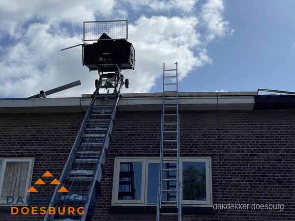 Ladderlift en ladder bij woning voor dakinspectie in Doesburg
