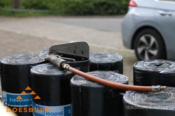 Rollen bitumen dakbedekking EshaGum klaar voor installatie in Doesburg Rollen bitumen dakbedekking EshaGum klaar voor installatie in Doesburg