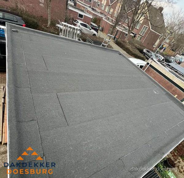 Nieuwe bitumen dakbedekking op plat dak van garage in Doesburg Nieuwe bitumen dakbedekking op plat dak van garage in Doesburg