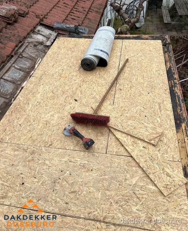 Plat dak vervangen met nieuwe OSB-ondergrond en bitumenrol in Doesburg Plat dak vervangen met nieuwe OSB-ondergrond en bitumenrol in Doesburg