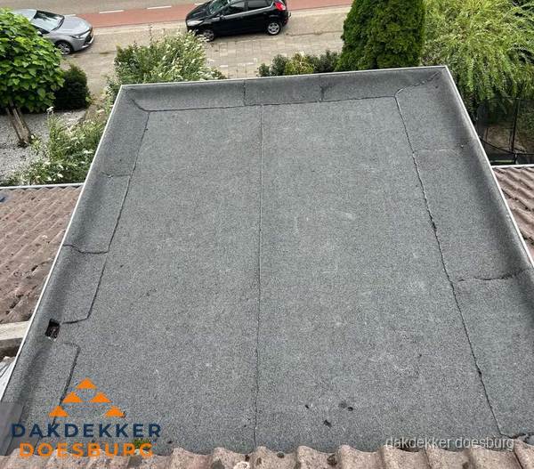 Nieuw aangebrachte bitumen dakbedekking op plat dak in Doesburg