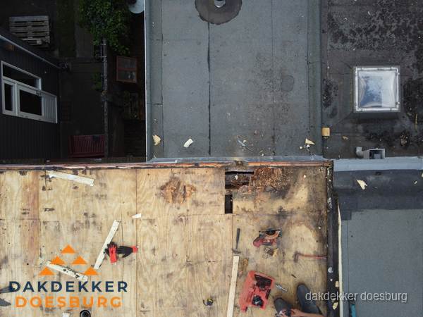 Dakschade en renovatie plat dak vanuit de lucht in Doesburg