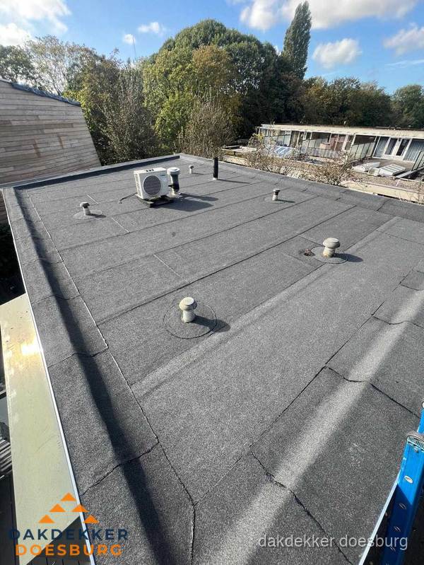 Kosten dakdekker: afgewerkt plat bedrijfsdak met bitumen in Doesburg