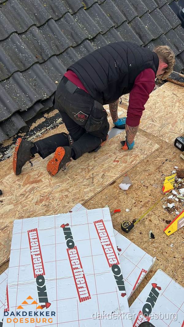 Dakdekker plaatst PIR-isolatieplaten op plat dak in Doesburg Dakdekker plaatst PIR-isolatieplaten op plat dak in Doesburg