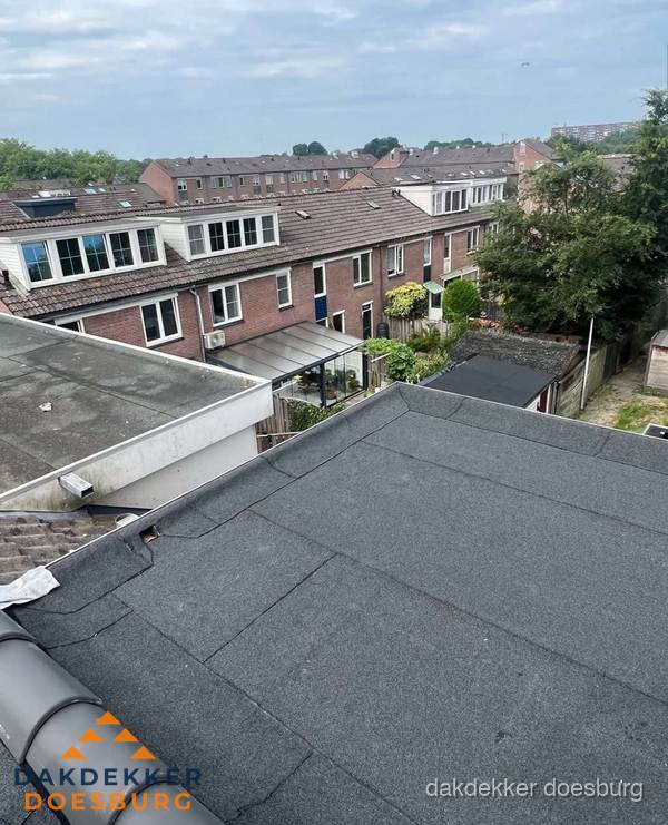 Vernieuwd plat dak met bitumen in woonwijk in Doesburg Vernieuwd plat dak met bitumen in woonwijk in Doesburg