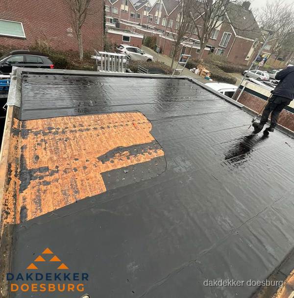 Dakdekker brengt EPDM dakbedekking aan op plat dak in Doesburg Dakdekker brengt EPDM dakbedekking aan op plat dak in Doesburg