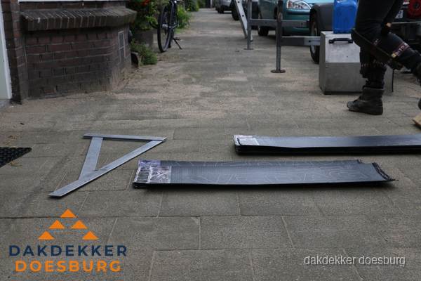 Dakbedekkingsmateriaal en zinkwerk klaargelegd voor reparatie in Doesburg Dakbedekkingsmateriaal en zinkwerk klaargelegd voor reparatie in Doesburg