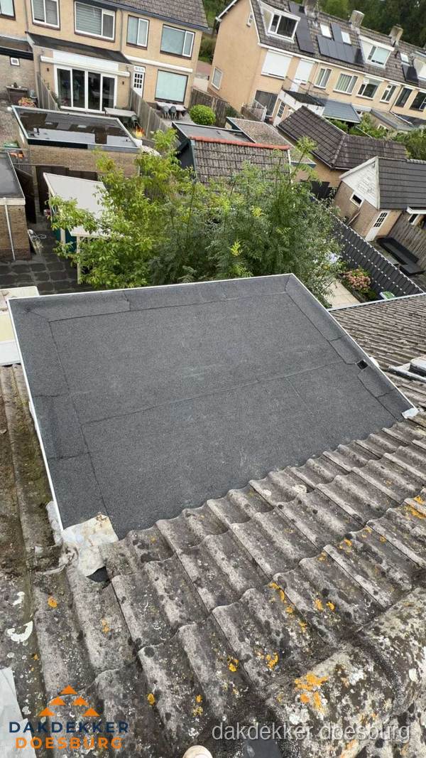Plat dak aanbouw met bitumen dakbedekking in woonwijk Doesburg Plat dak aanbouw met bitumen dakbedekking in woonwijk Doesburg