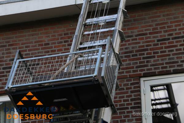 Ladderlift met dakpannen voor dakpan reparatie in Doesburg Ladderlift met dakpannen voor dakpan reparatie in Doesburg