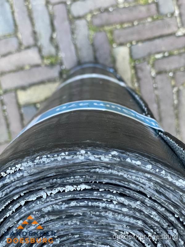 Rol bitumen dakleer met leislag voor plat dak in Doesburg