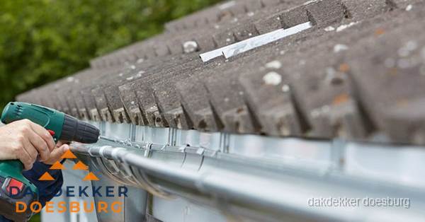 Dakgoot repareren met accuboormachine in Doesburg Dakgoot repareren met accuboormachine in Doesburg