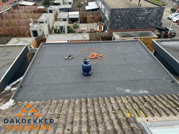 Dakrenovatie afgerond met nieuwe bitumen dakbedekking in Doesburg Dakrenovatie afgerond met nieuwe bitumen dakbedekking in Doesburg