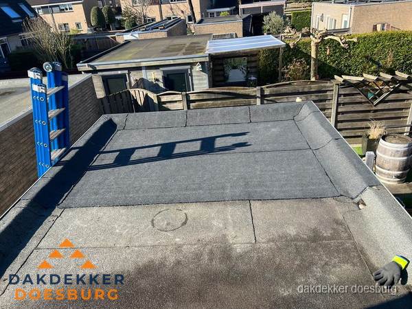 Dakdekker bij bitumen plat dak renovatie in Doesburg
