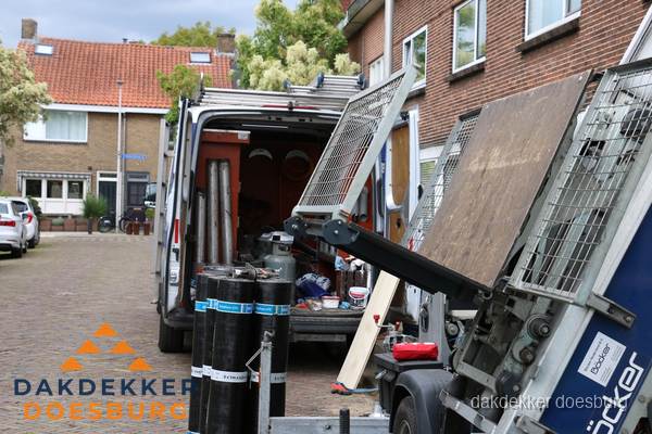 Dakdekkersbusje met materiaal en ladderlift voor dakpannen vervangen in Doesburg