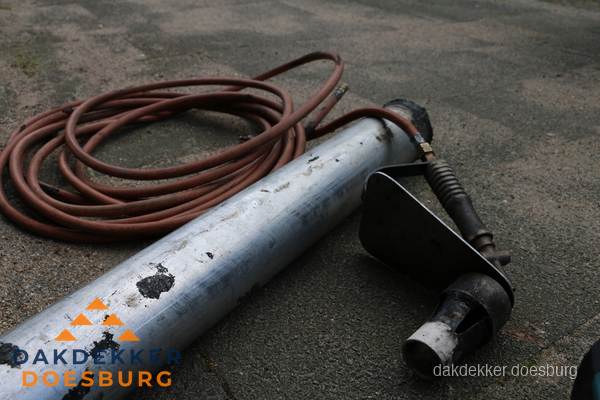 Dakdekker gasbrander en gereedschap voor spoedklus in Doesburg