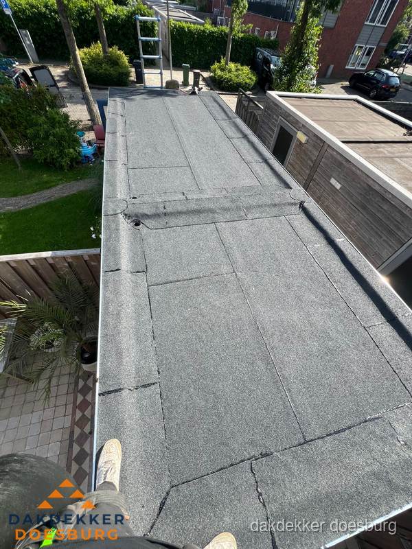 Bitumen plat dak rijtjeswoning vanuit dakdekker perspectief in Doesburg
