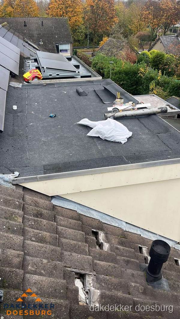 Beschadigde dakbedekking op plat dak voor reparatie in Doesburg