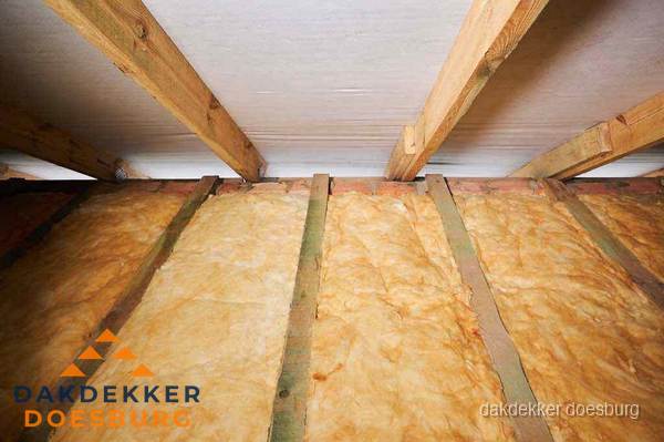 Dakisolatie met glaswol tussen dakspanten in Doesburg Dakisolatie met glaswol tussen dakspanten in Doesburg