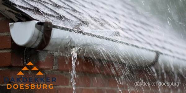 Lekkende dakgoot tijdens regenval in Doesburg