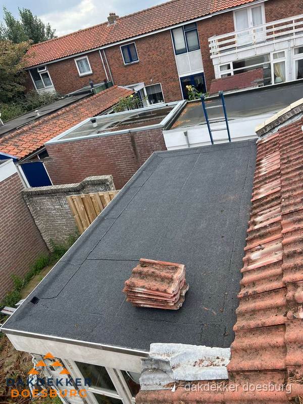 Aanbouw plat dak met reservepannen voor dakpannen vervangen in Doesburg Aanbouw plat dak met reservepannen voor dakpannen vervangen in Doesburg