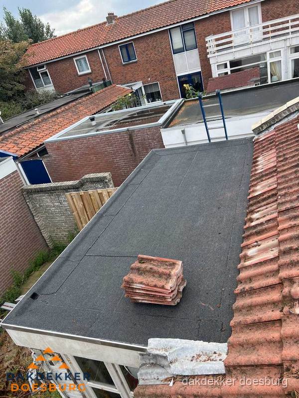 Plat dak aanbouw met bitumen naast schuin pannendak in Doesburg
