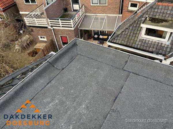 Overzicht plat dak met dakgoot in woonwijk Doesburg
