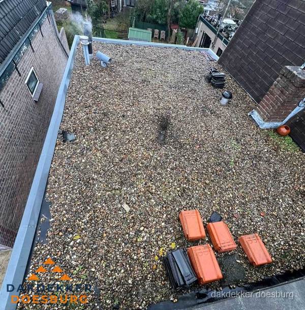 Plat dak met grindballast en dakdoorvoeren in Doesburg