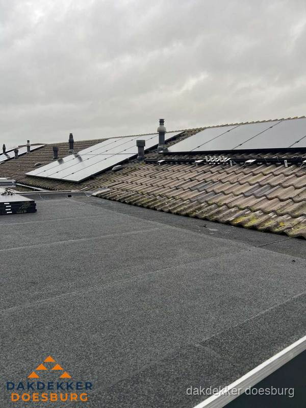 Bitumen dakbedekking op plat dak met aansluitend pannendak en zonnepanelen in Doesburg