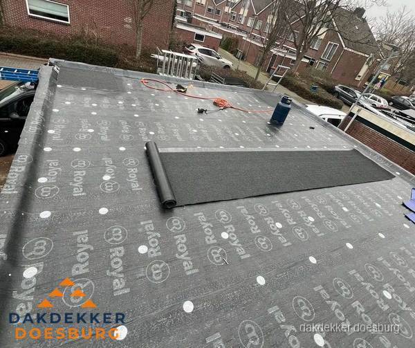 Dakrenovatie plat dak met bitumen dakbedekking in Doesburg