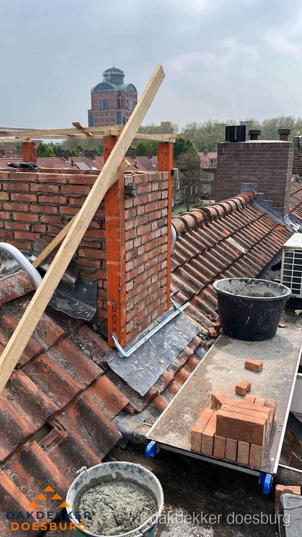 Schoorsteen renovatie met metselwerk op schuin dak in Doesburg Schoorsteen renovatie met metselwerk op schuin dak in Doesburg