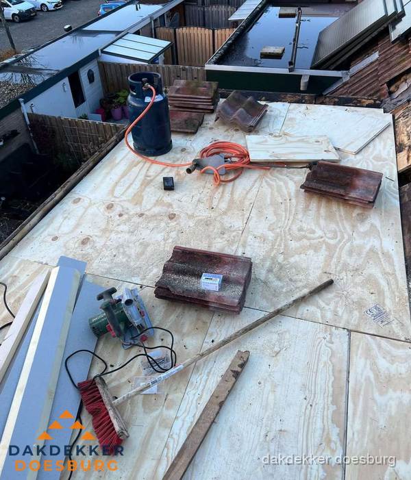 Dakreparatie werkzaamheden op plat dak met gereedschap in Doesburg Dakreparatie werkzaamheden op plat dak met gereedschap in Doesburg