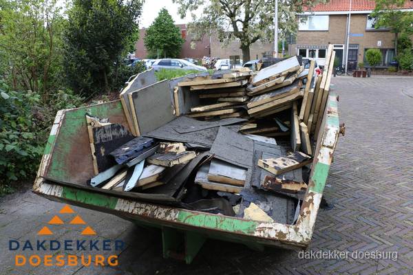 Puincontainer met oud dakmateriaal na dakrenovatie in Doesburg Puincontainer met oud dakmateriaal na dakrenovatie in Doesburg