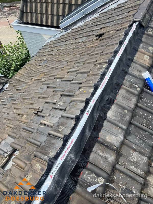 Nokvorst renovatie met Koramic nokrol op schuin pannendak in Doesburg