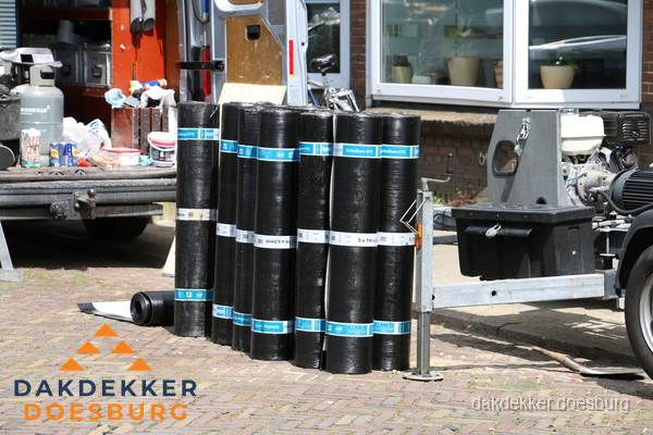 Rollen bitumen dakbedekking klaar voor daklekkage reparatie in Doesburg