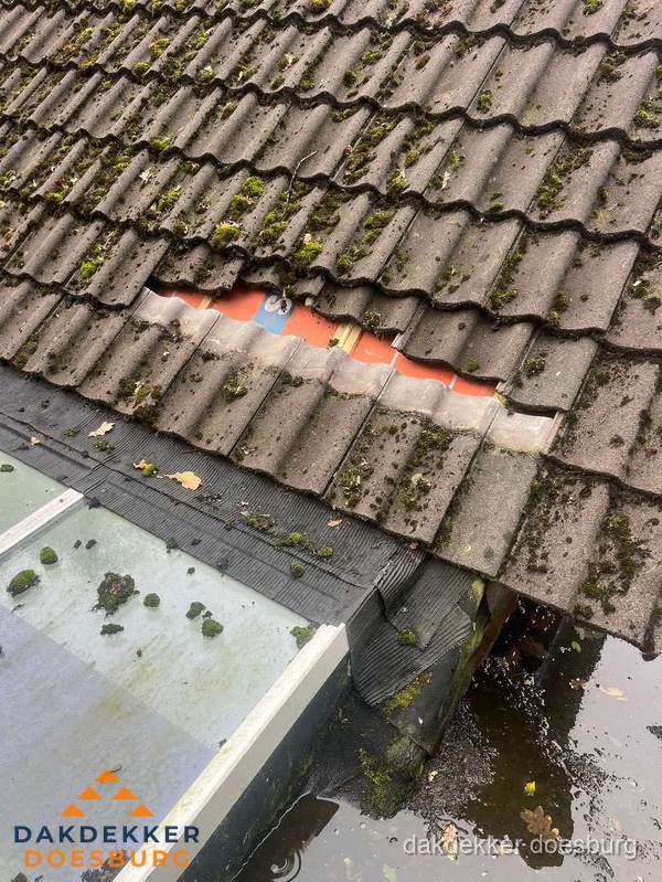 Beschadigd pannendak met ontbrekende dakpannen voor reparatie in Doesburg