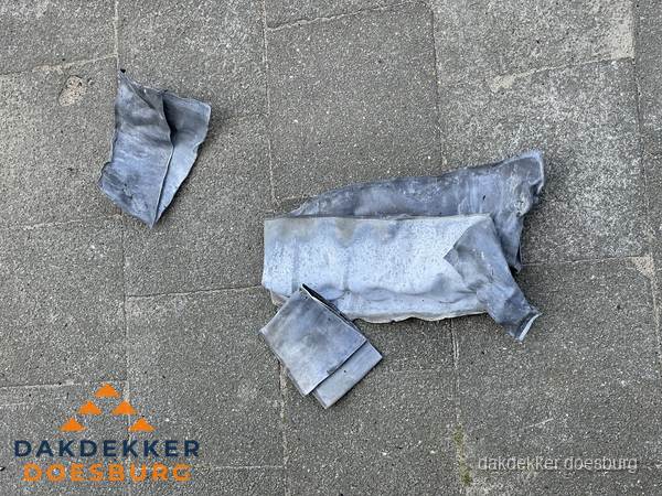 Oude verwijderde loodslabben na vervanging in Doesburg