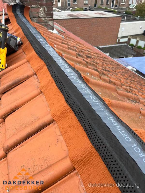 Nokventilatie installeren op hellend pannendak in Doesburg Nokventilatie installeren op hellend pannendak in Doesburg