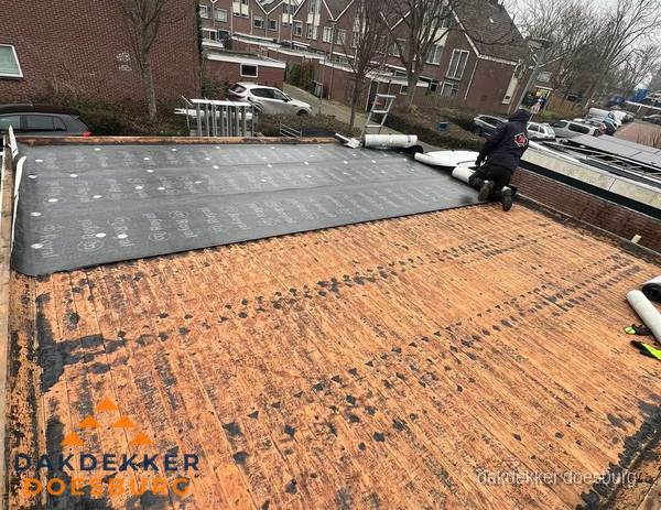 Dakdekker legt onderlaag op plat dak met houten constructie in Doesburg Dakdekker legt onderlaag op plat dak met houten constructie in Doesburg