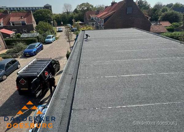 Nieuw bitumen plat dak met uitzicht over woonwijk in Doesburg Nieuw bitumen plat dak met uitzicht over woonwijk in Doesburg