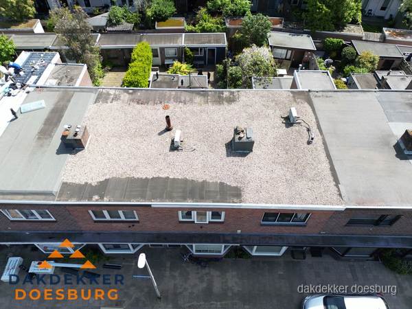 Plat dak met grindballast en dakdoorvoeren in Doesburg